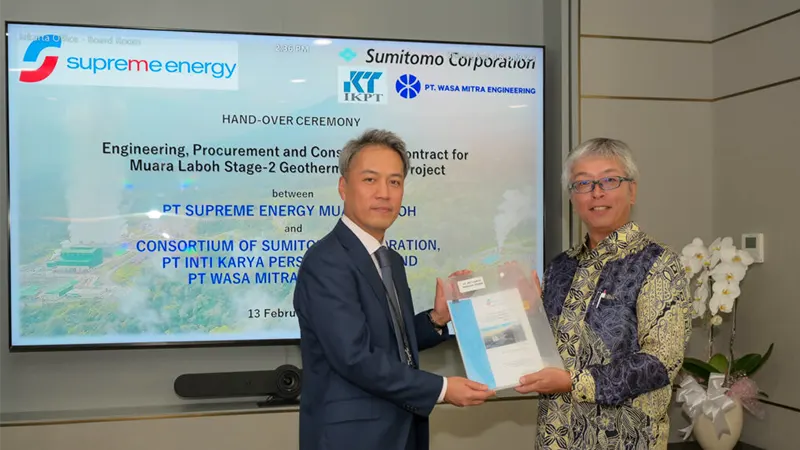 Image_shows_the_Chief_Financial_Officer_of_SEML_Tomohiro_Yabushita_and _the_President_Director_&_CEO_of_IKPT_Atsushi_Yoshihara_during_the_EPC_Handover_Ceremony_in_Jakarta