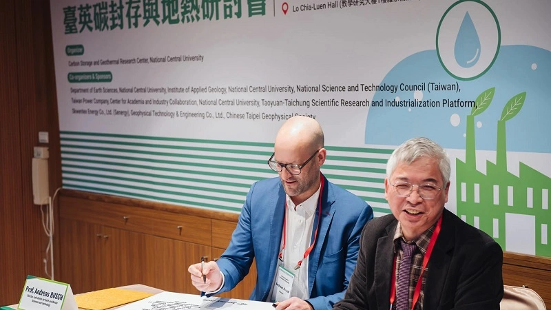 Image of Professor Andreas Busch and Professor Shu-Kun Hsu signing the MoU