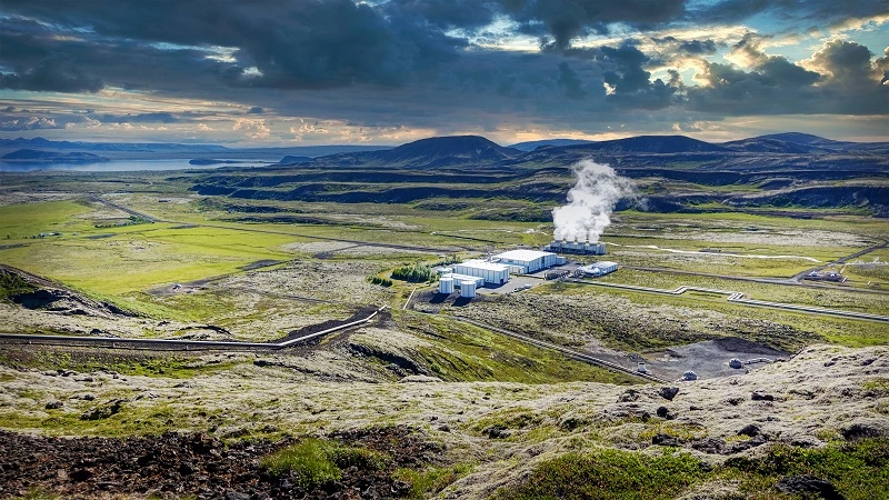 Image of a power plant in the middle of a green landscape