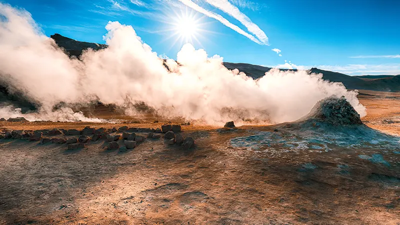 Geothermal_area_with_boiling_mudpools