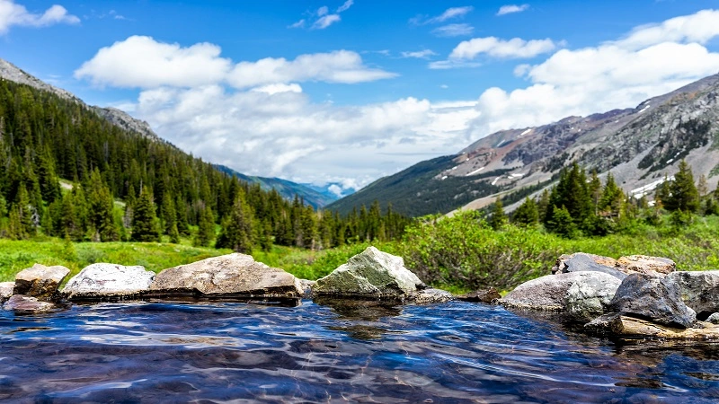 Image of a lake surrounded by mountains and forests in Colorado 