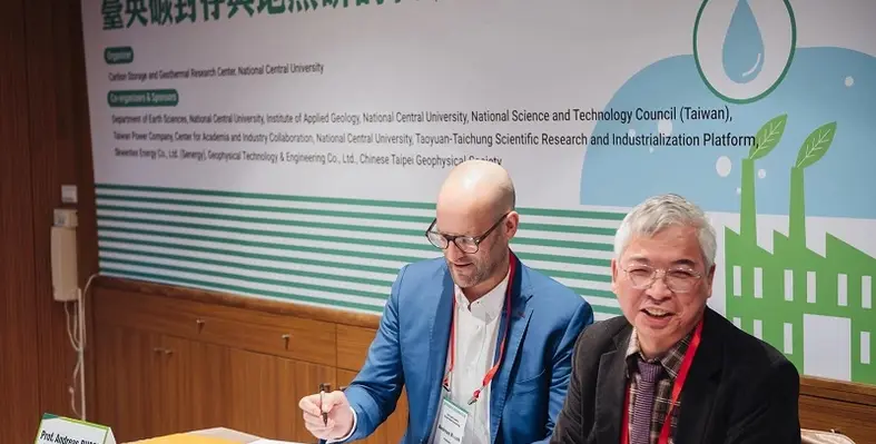 Image of Professor Andreas Busch and Professor Shu-Kun Hsu signing the MoU