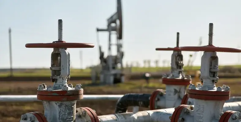 Oil_and_gas_pipeline_on_the_field