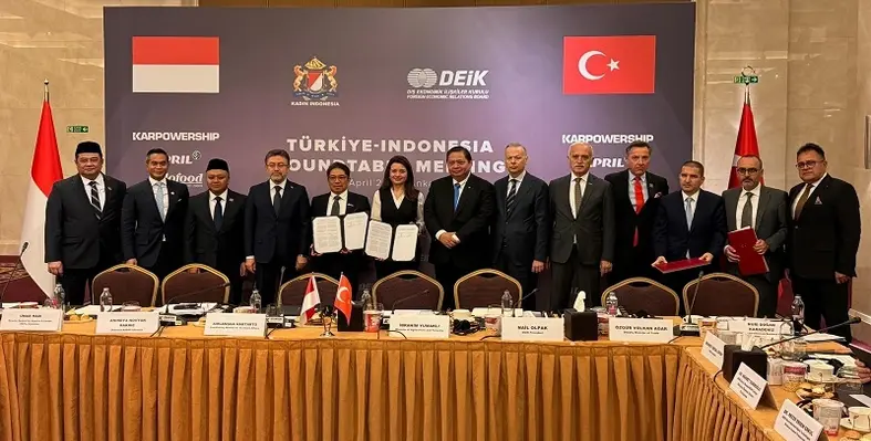 The signing of the JSA with representatives from PGE and Zorlu Enerji