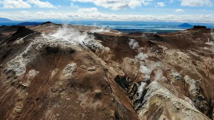geothermal_landscape_ steam_vents_rocky_terrain