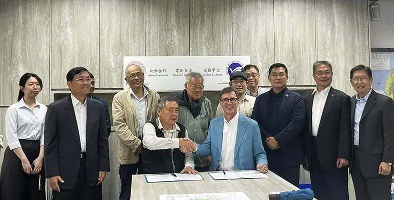 University's_signing_an_agreement