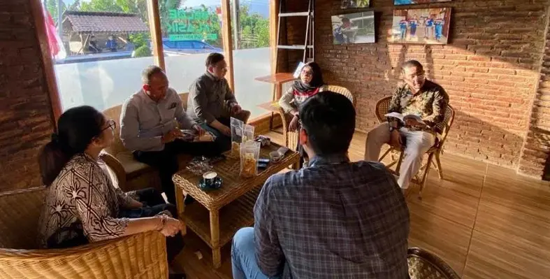 People_sitting_and_discussing_the_project